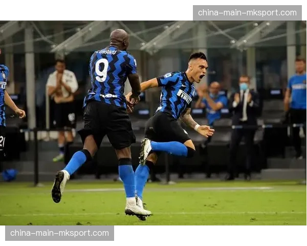 特写：国米中卫巴斯托尼一次关键上抢瓦解那不勒斯进攻发起