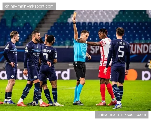 暖心一幕:莱比锡球员进球后展示患病小球迷的纪念衫 暖心一幕:莱比锡球员进球后展示患病小球迷的纪念衫